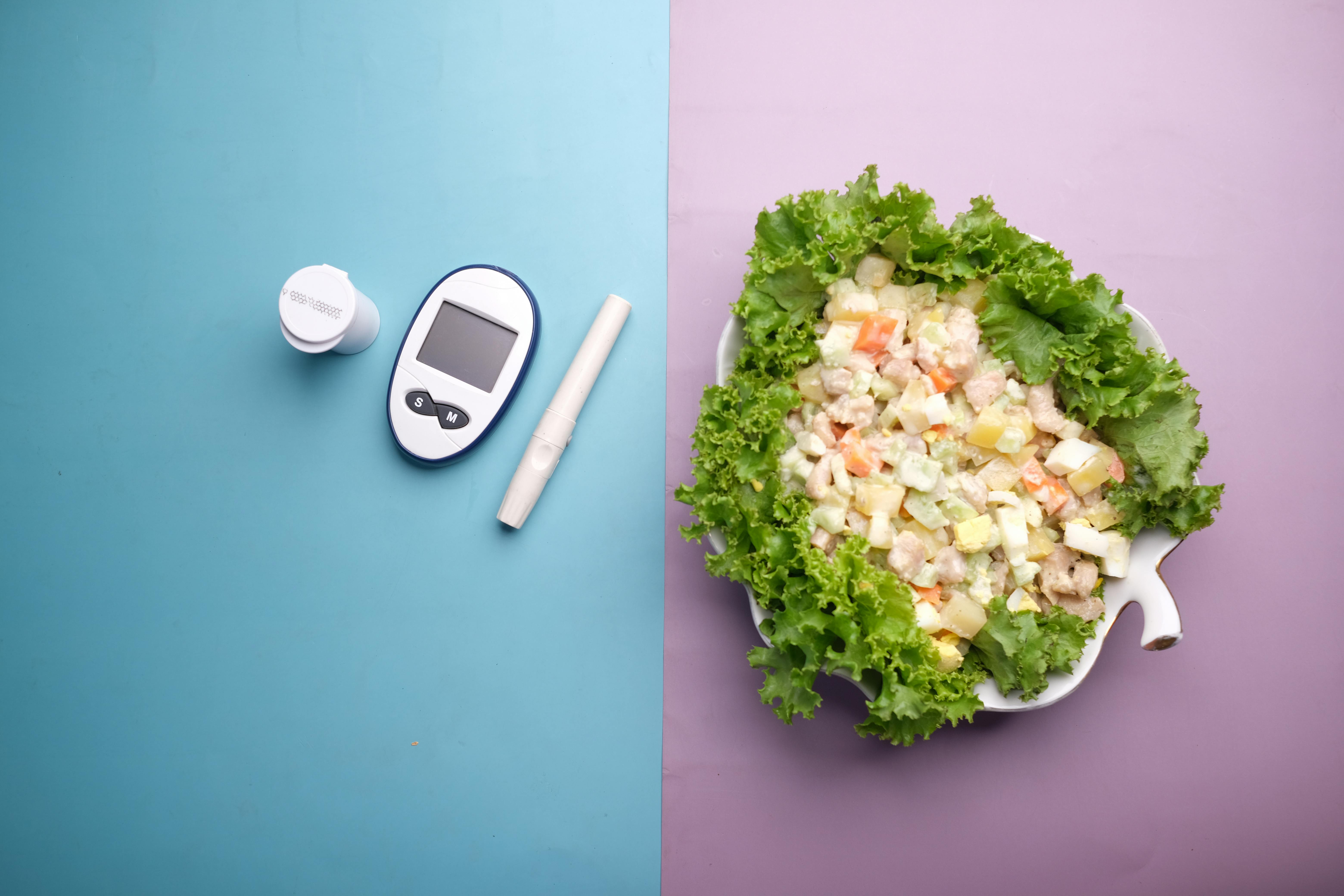 The Effect of Dietary Fiber on Glycemic Control in Patients with Type 2 Diabetes Mellitus Receiving Oral Hypoglycemic Therapy
