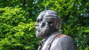 The New Novalis’ Bible, Watts of Power and Reverend Karl: A Criticism on Marx’s Philosophy of History
